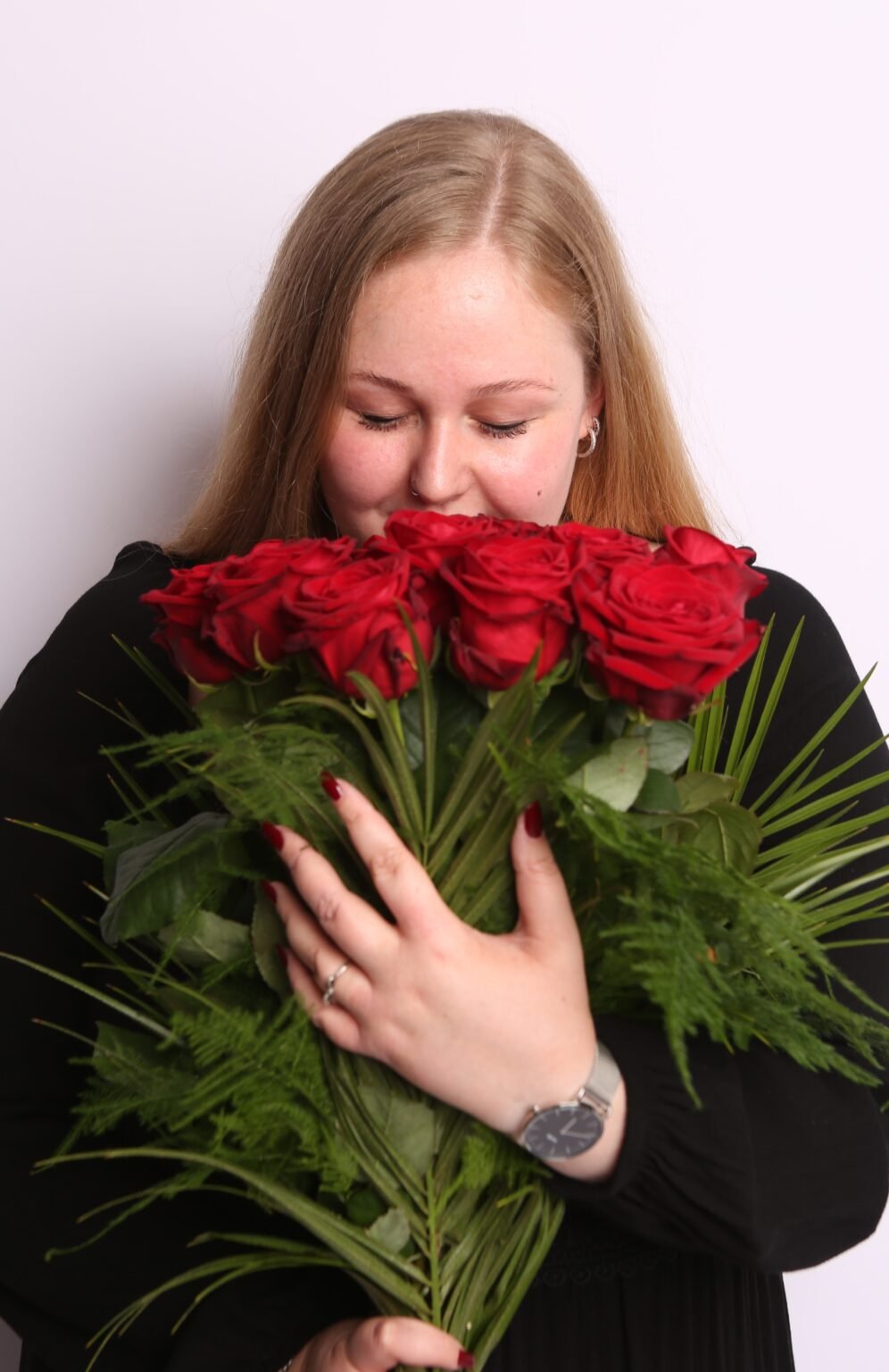 Rosa rood smelling a roses bouquet